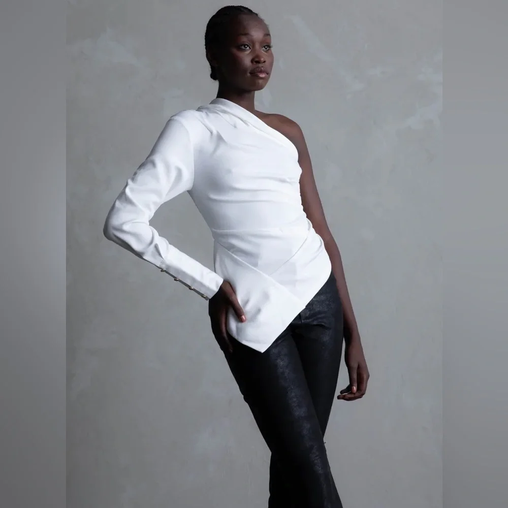 ๐ CAZNC THE LABEL - White One Shoulder Top๐ - Picture 1 of 16
